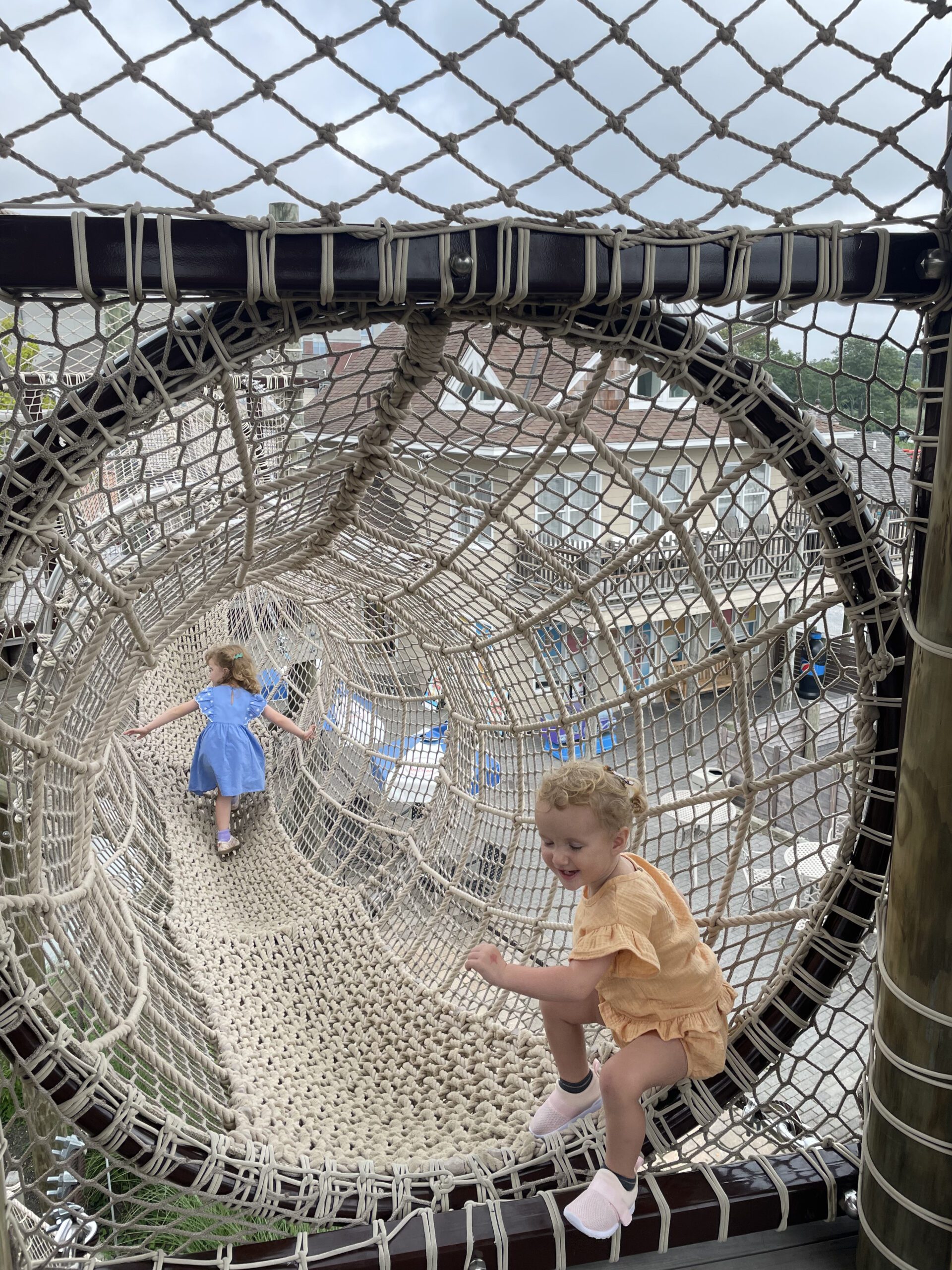 Six homes that use nets to create suspended play spaces for children