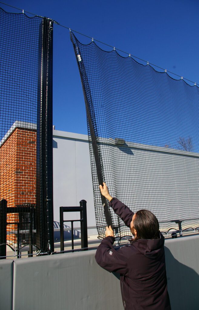 Retracting netting